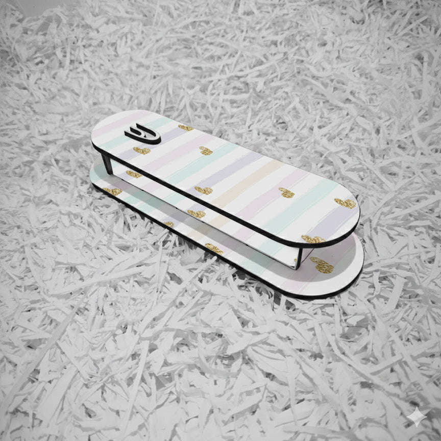 בית מזוזה מעץ דגם פסים ולבבות זהב