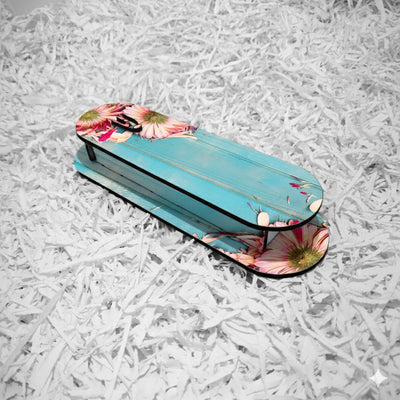 בית מזוזה מעץ דגם פריחה על רקע עץ