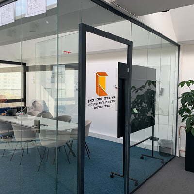 מדבקה שקופה לחלונות עם כל פרטי העסק במגוון גדלים החל מ - ₪49 - שלט לדלת